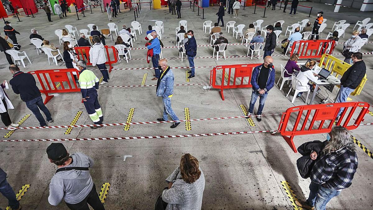 Vecinos del valle del Caudal, en el ferial de Mieres habilitado como “vacunódromo”. | Irma Collín