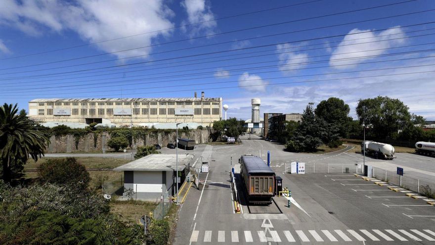 Un camión en los accesos a la planta de Saint-Gobain, en la Maruca. | LUISMA MURIAS