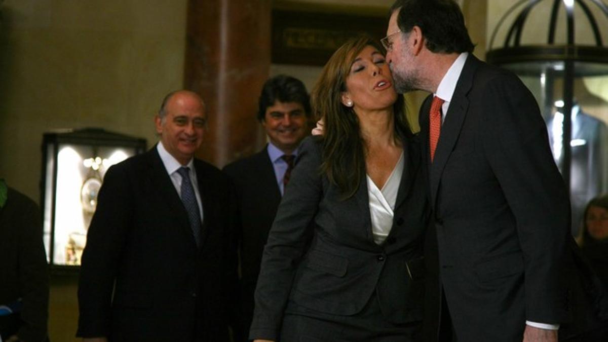 Mariano Rajoy besa a Alicia Sánchez-Camacho, este jueves, en Madrid.
