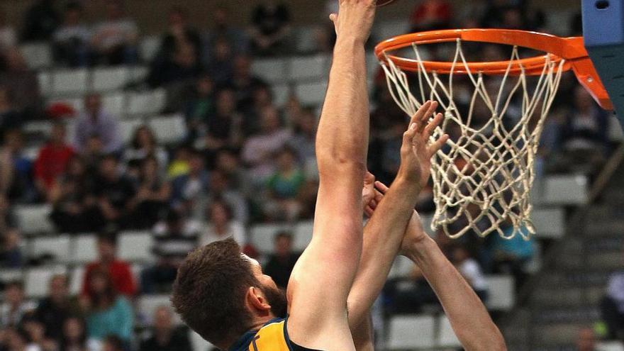 Dubljevic intenta encestar ante el Joventut