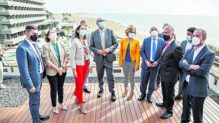 Reyes Maroto ayer en Maspalomas junto al delegado del Gobierno, alcaldesa de San Bartolomé de Tirajana, presidente del Cabildo y presidente del Gobierno. | | E.P.