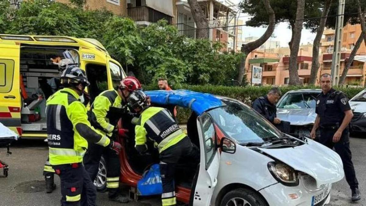 Los bomberos excarcelaron a una mujer herida tras un choque en Platja d’en Bossa. | D.I.