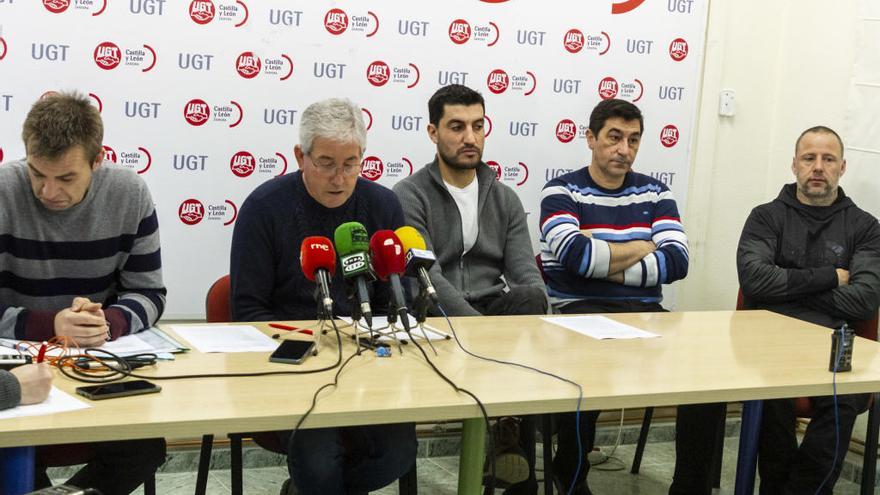 Cuatro de los cinco denunciantes, y Jerónimo Cantuche, secretario de FeSP-UGT.