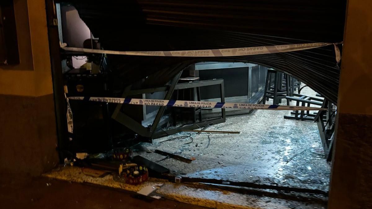 Estado en el que quedó la entrada al bar asaltado en Tejina.