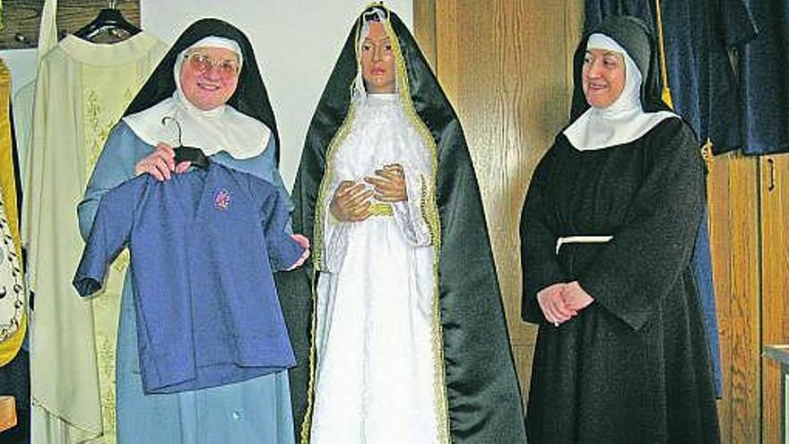 La hermana Montes y la madre abadesa, con una túnica de Semana Santa y una Virgen con vestido y manto.