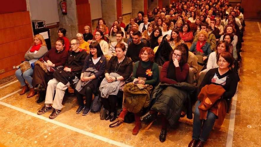 Público que llenó ayer el Auditorio Municipal do Areal, donde se celebró el Club FARO. // José Lores