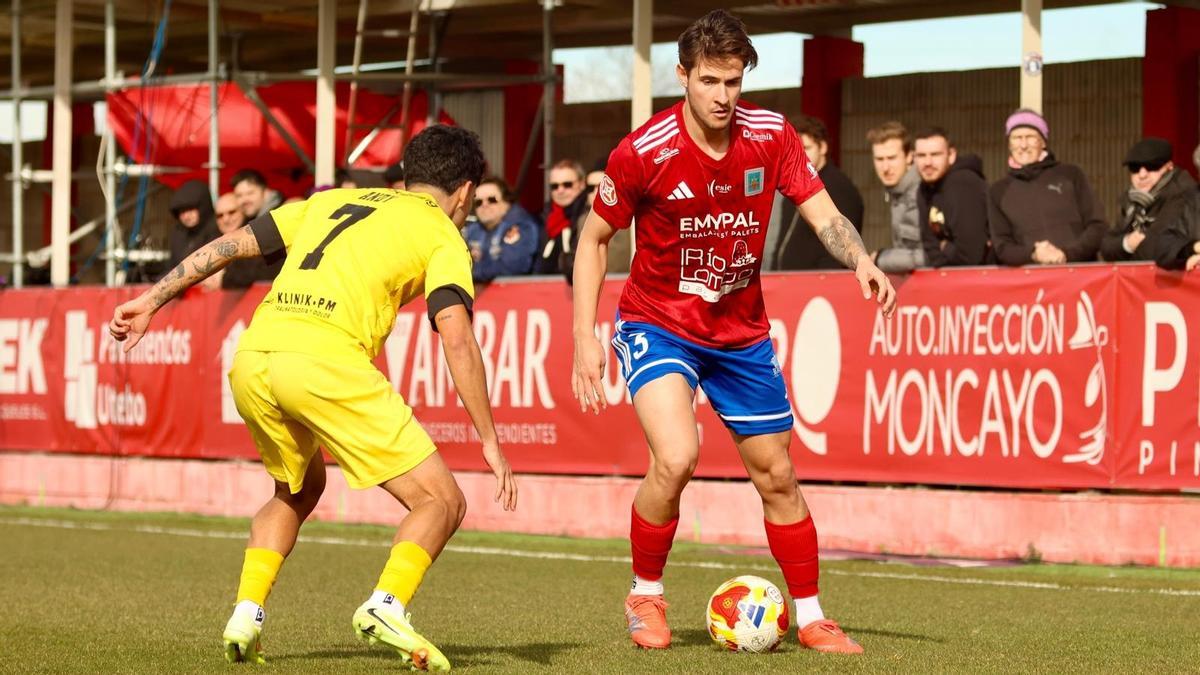 Chechu, del Tarazona, encara a un jugador del Hércules.