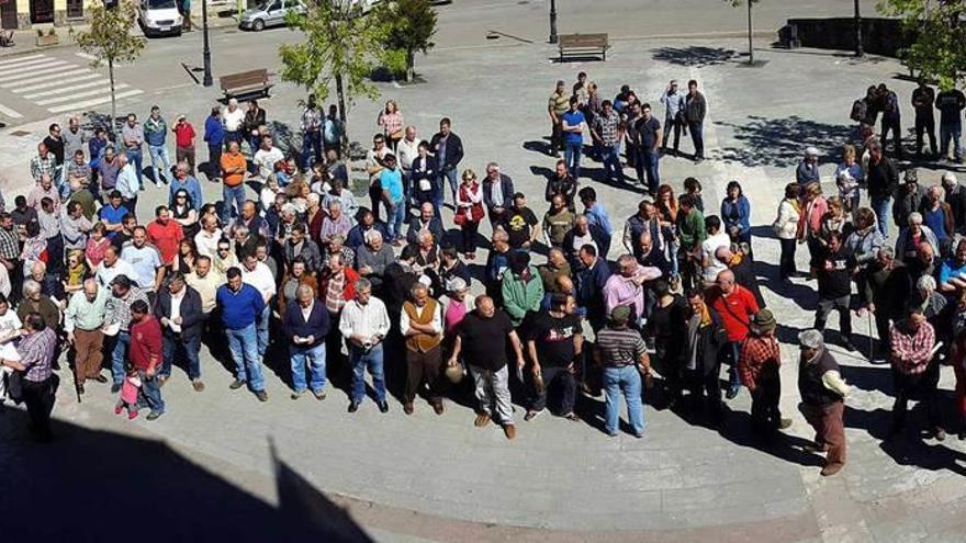 Asistentes a la protesta de ayer en Campo de Caso por la &quot;mala gestión&quot; del plan del lobo en Asturias.