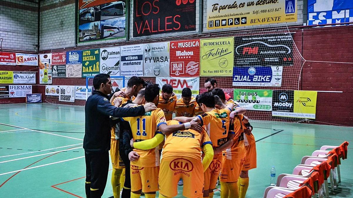 El equipo benaventano se conjura antes de saltar a la cancha. / DS