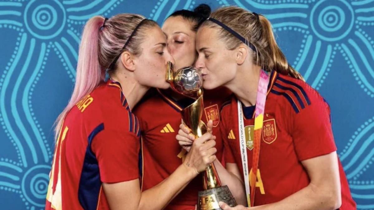 Hermoso, en el centro, junto a Paredes y Putellas, besando la Copa del Mundo