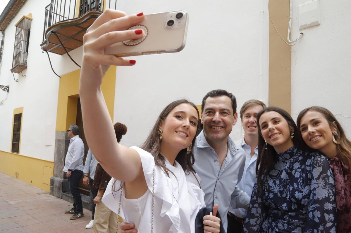 Juanma Moreno hace campaña en las Cruces de Mayo de Córdoba Juanma Moreno hace campaña en las Cruces de Mayo de Córdoba