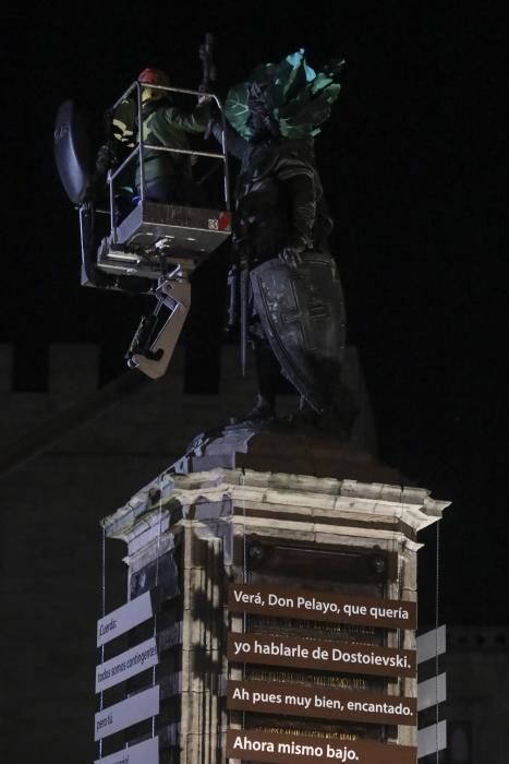 La estatua de Pelayo en Gijón luce su disfraz