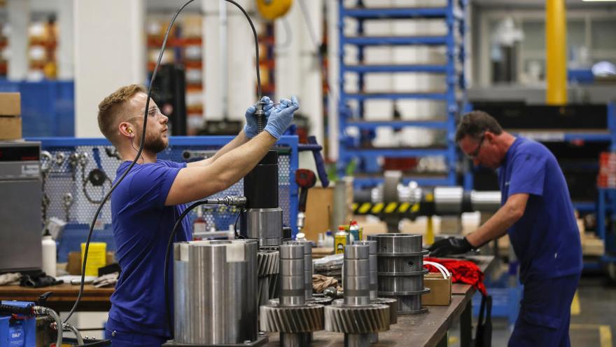 Trabajadores en una fábrica de Stadler