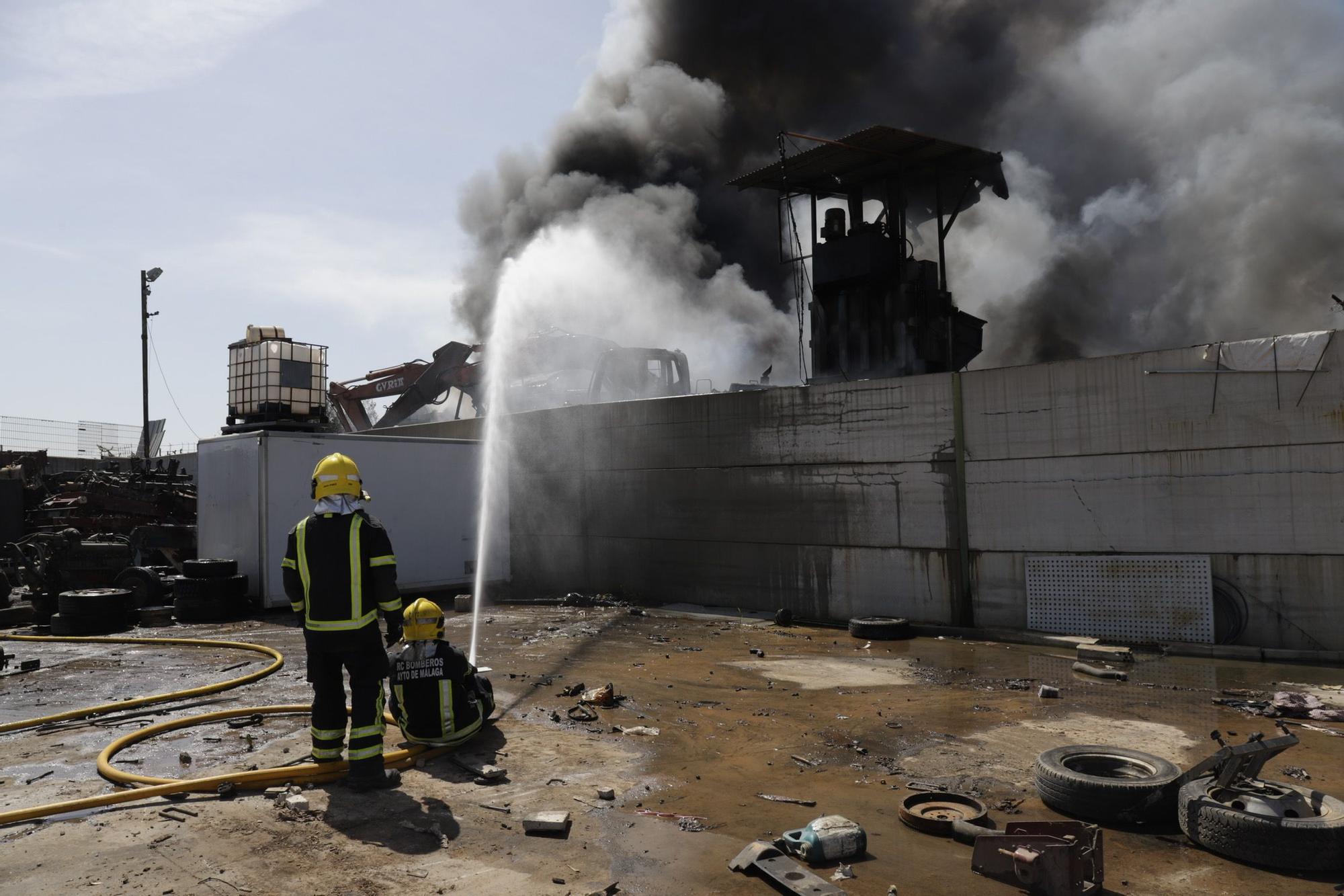 Imágenes del incendio de un desguace en Los Asperones