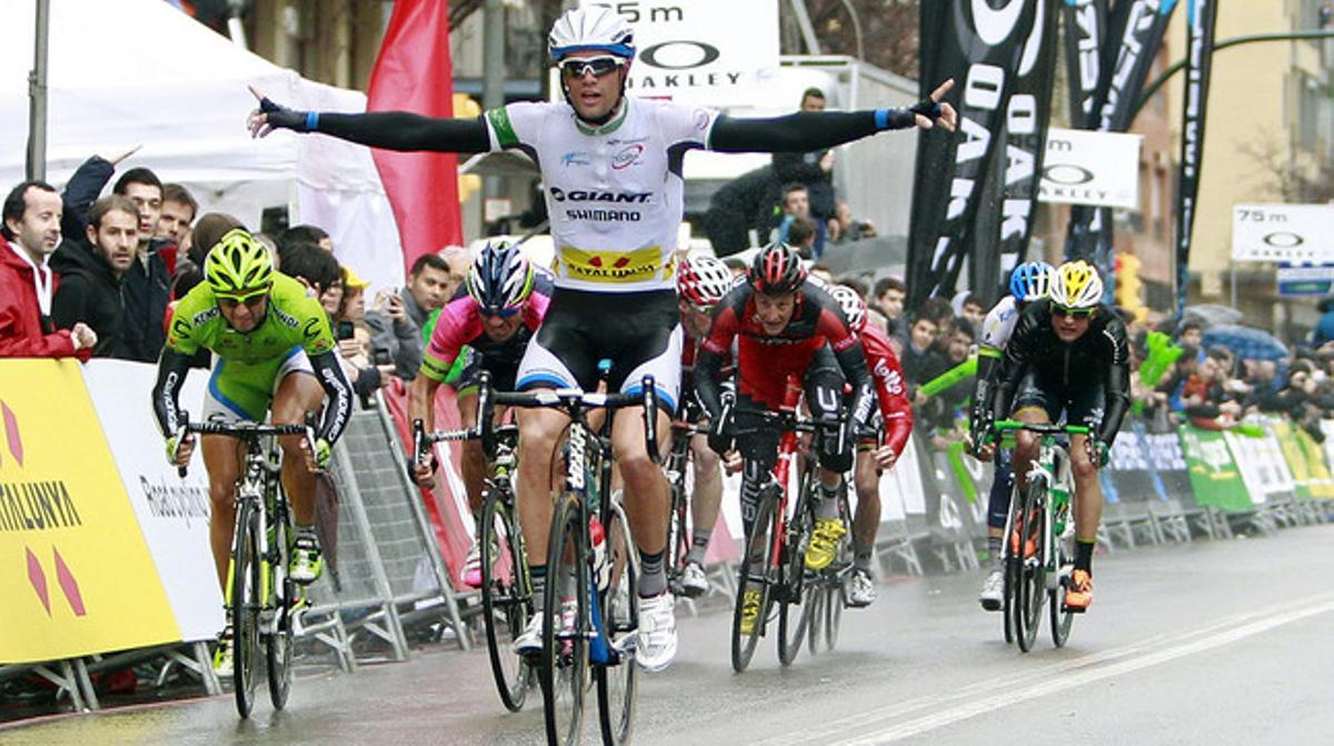 Luka Mezgec, del Giant Shimano, travessa la meta de la segona etapa de la Volta, a Girona.
