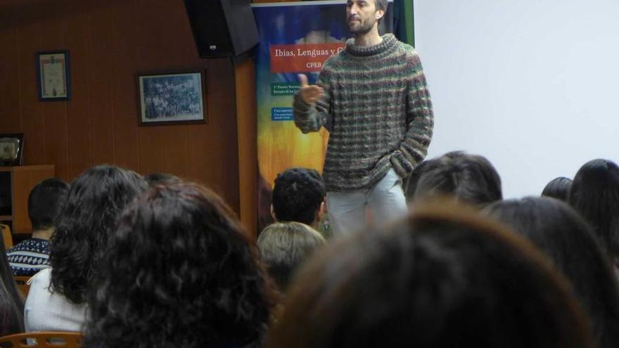 Eduardo Romero, en la presentación de sus libros en el colegio Aurelio Menéndez.