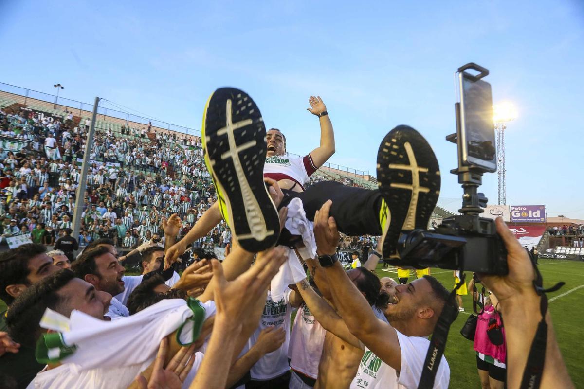 Germán Crespo manteado por sus jugadores tras el ascenso en Mérida.