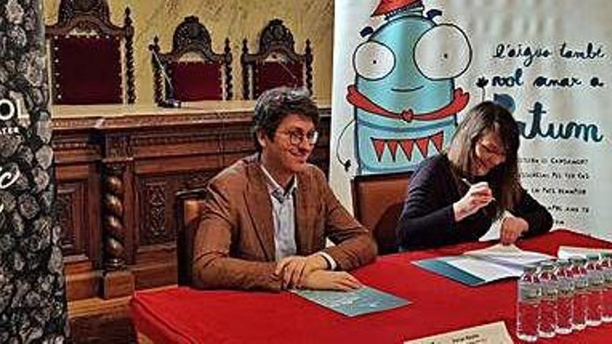 Per l&#039;esquerra, Ferran Ribalta amb l&#039;alcaldessa de Berga, Montse Venturós, signant el conveni, ahir