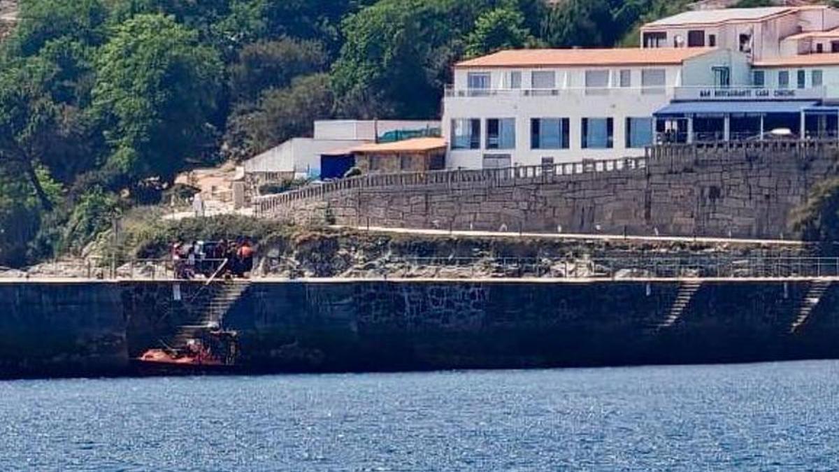 La lancha de Guardacostas durante la evacuación en la isla de Ons.