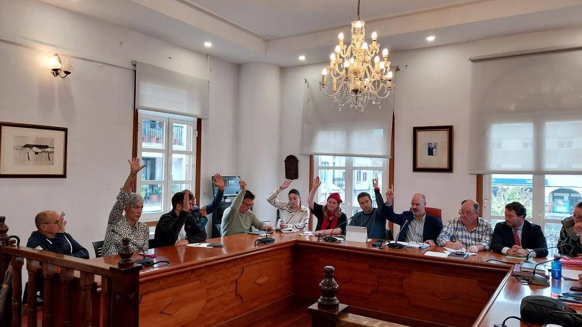 El momento en el que el gobierno de Bueu vota a favor de la aprobación de los presupuestos de 2025, este miércoles en un pleno extraordinario.