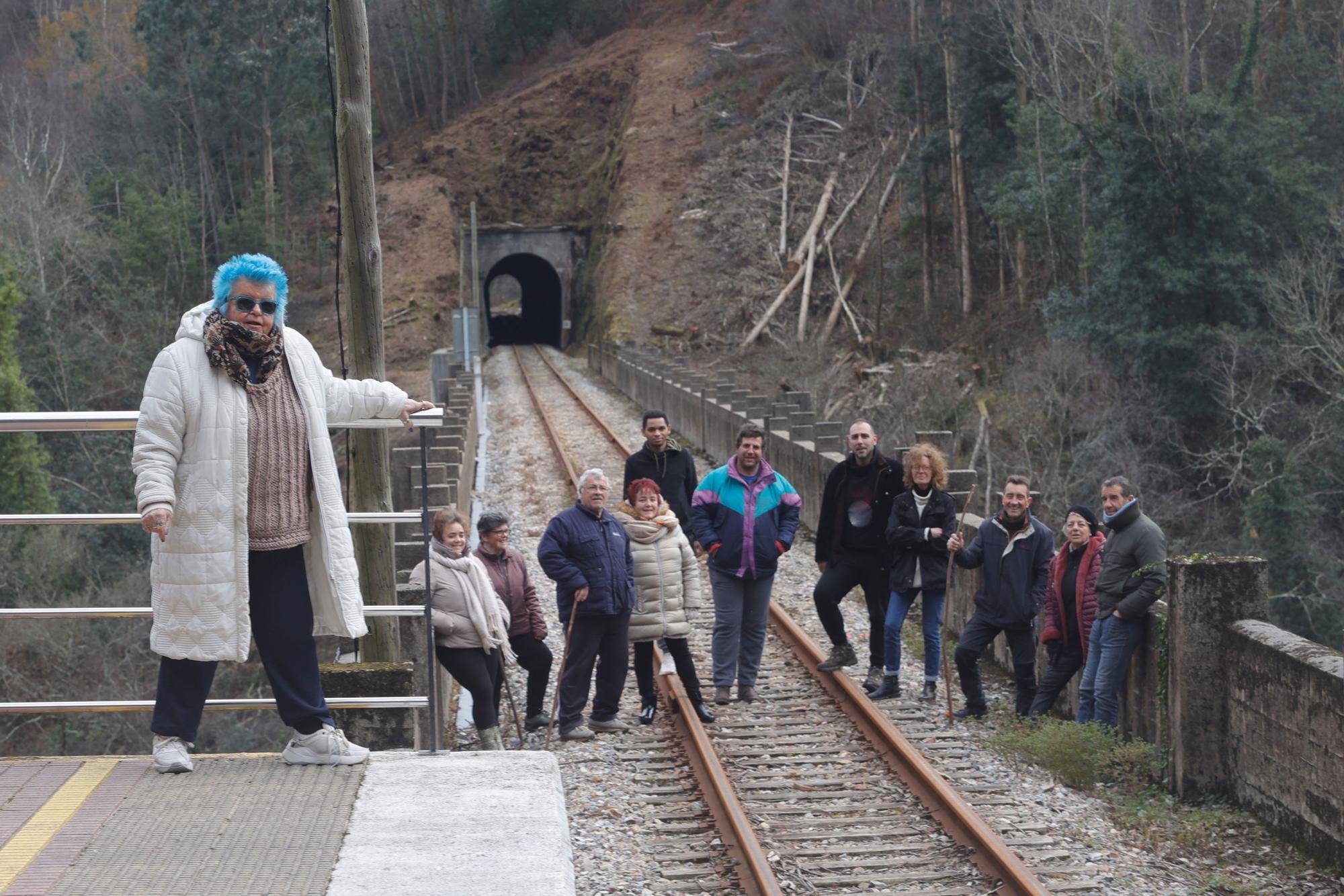 EN IMÁGENES: Un grupo de vecinos de Cudillero protagoniza una "medición irónica" para "informar" a Renfe y Adif de las dimensiones "reales" de un túnel de Feve.