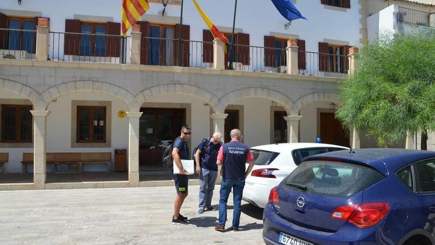 Miembros de Aduanas frente al ayuntamiento de Sant Llorenç des Cardassar, ayer por la mañana.