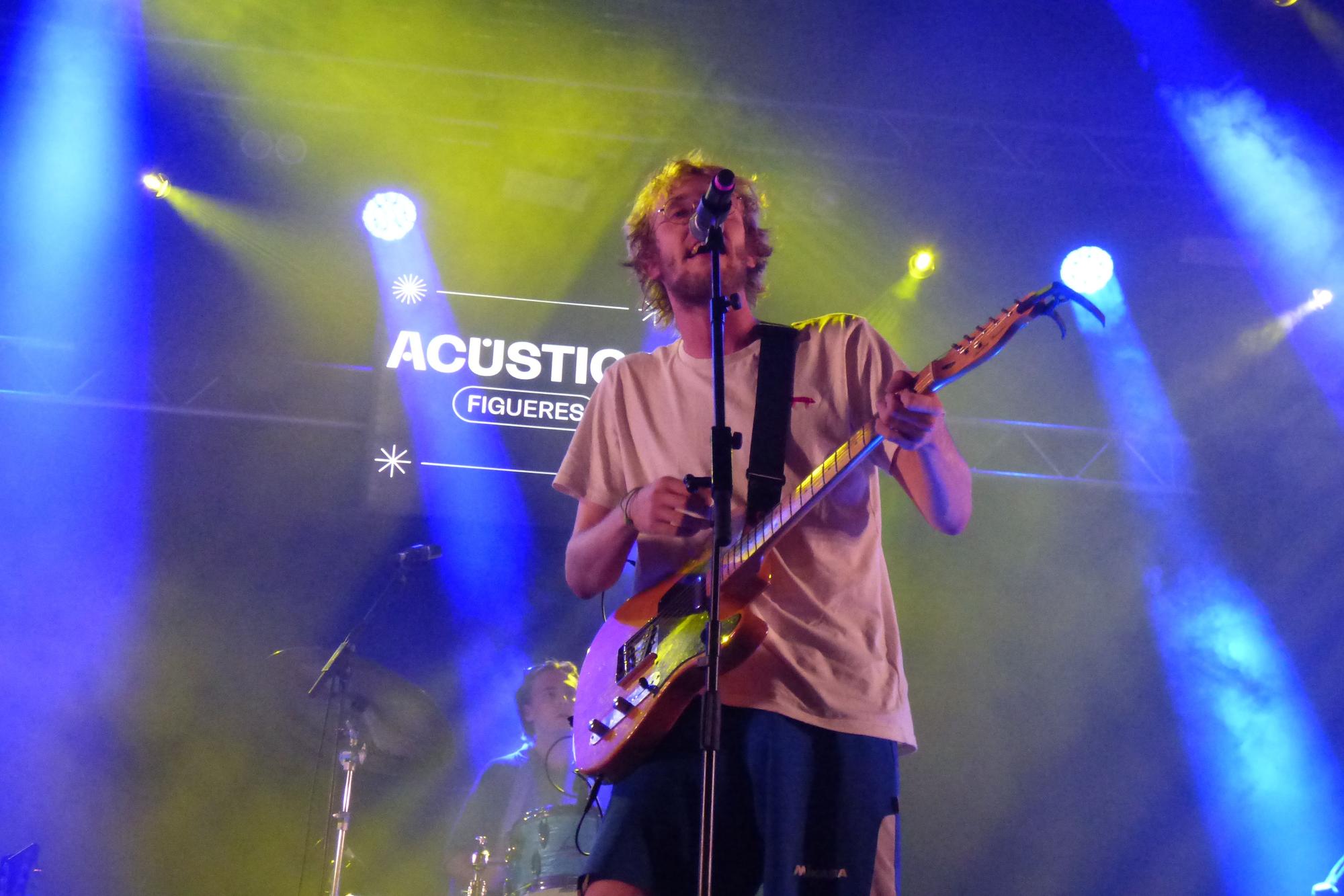 La plaça Catalunya embogeix amb la primera nit del retorn del Festival Acústica