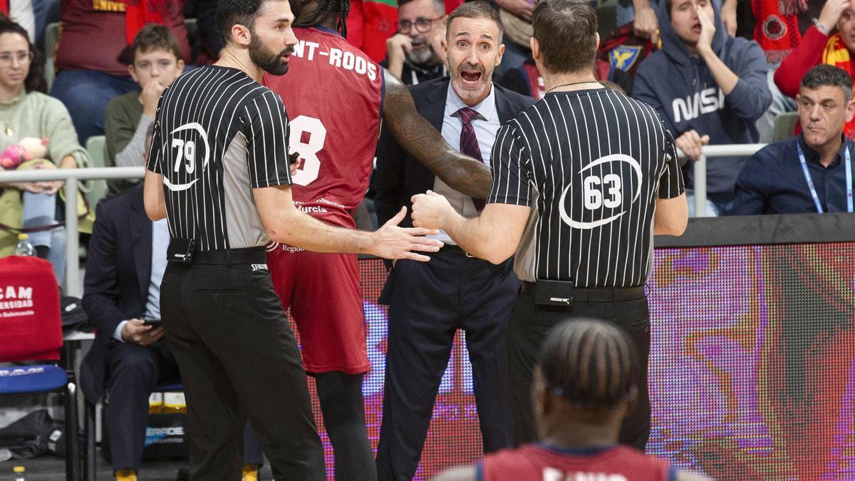 Sito Alonso discute con los árbitros.