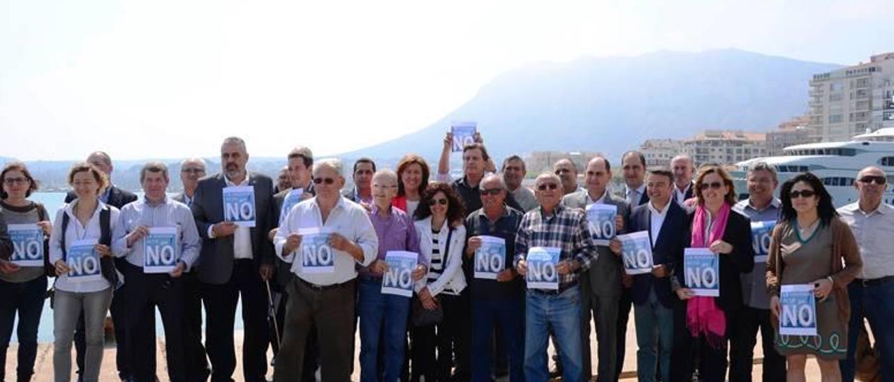 Las máximas autoridades de la Marina Alta escenificaron en la lonja dianense el rechazo a los sondeos petrolíferos.