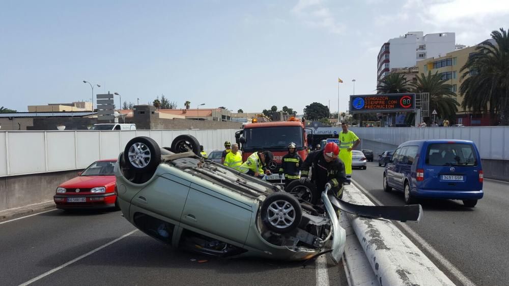 Dos vuelcos bloquean la Avenida Marítima