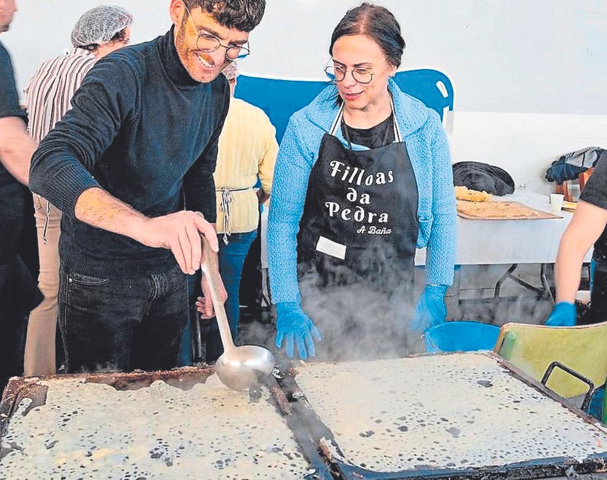 A concelleira Mónica González, axudando na elaboración das filloas
