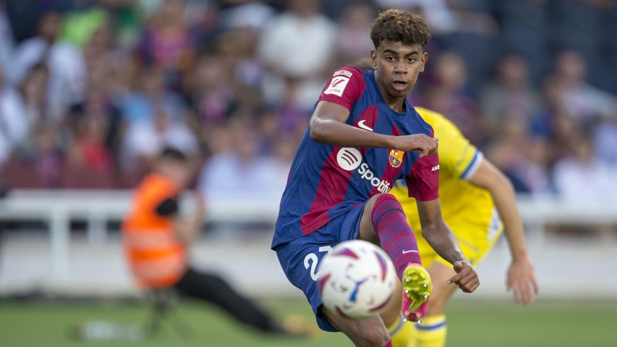 Barcelona. 20.08.2023. Deportes. Lamine Yamal prueba el chut durante el partido de liga entre el FC Barcelona y el Cádiz en el estadio LLuis Companys en Montjuic. Fotografía de Jordi Cotrina