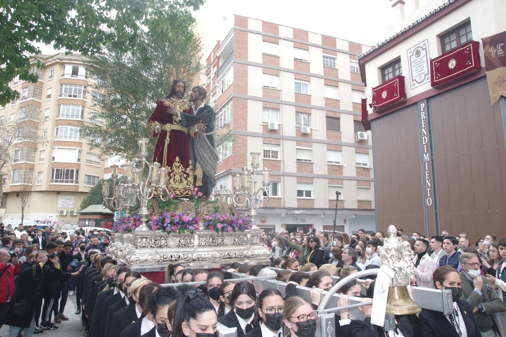 Prendimiento ha sido la primera de las 14 cofradías en plantar su cruz guía en la calle desde El Ejido