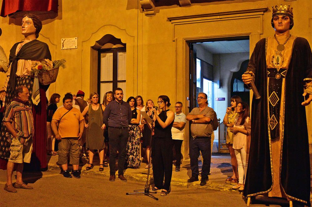 La regidora d'Ensenyament, Turisme, Participació i Festes, Maria Alba Santamaria, parla durant l'acte d'inici de la Festa Major, al davant de la Casa de la Vila.
