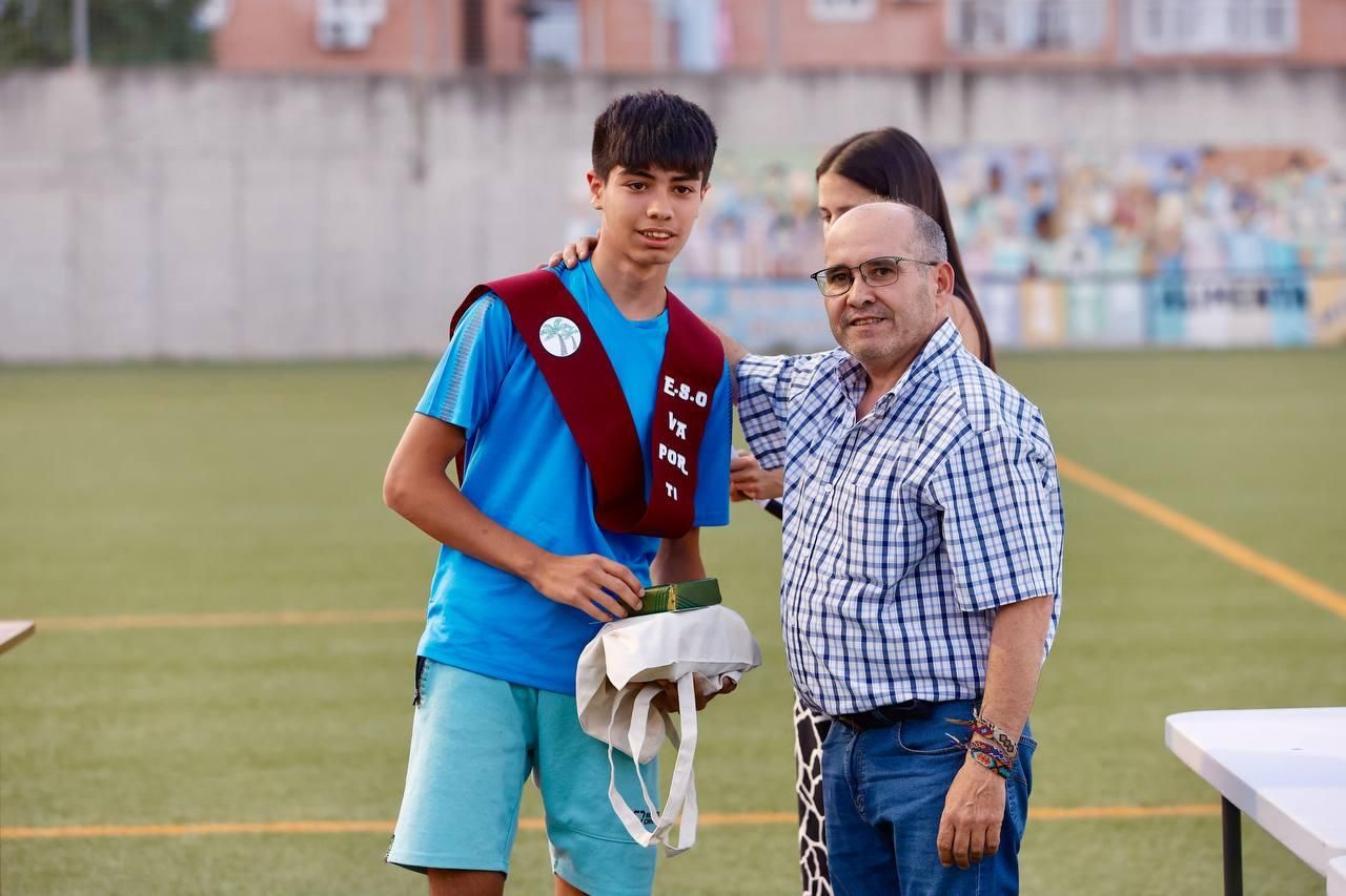 Las Palmeras homenajea a catorce estudiantes