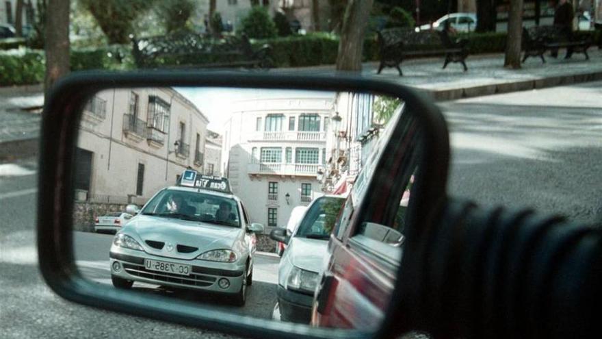 La falta de personal en Cáceres obliga a realizar un solo examen de conducir al mes