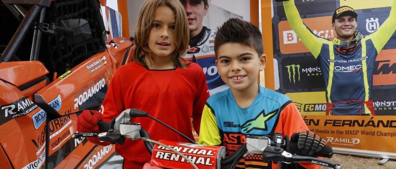 Daniel y Leo Díaz, con sus
 motos en Samil, en el stand 
de Rodamoto.   | // ALBA VILLAR