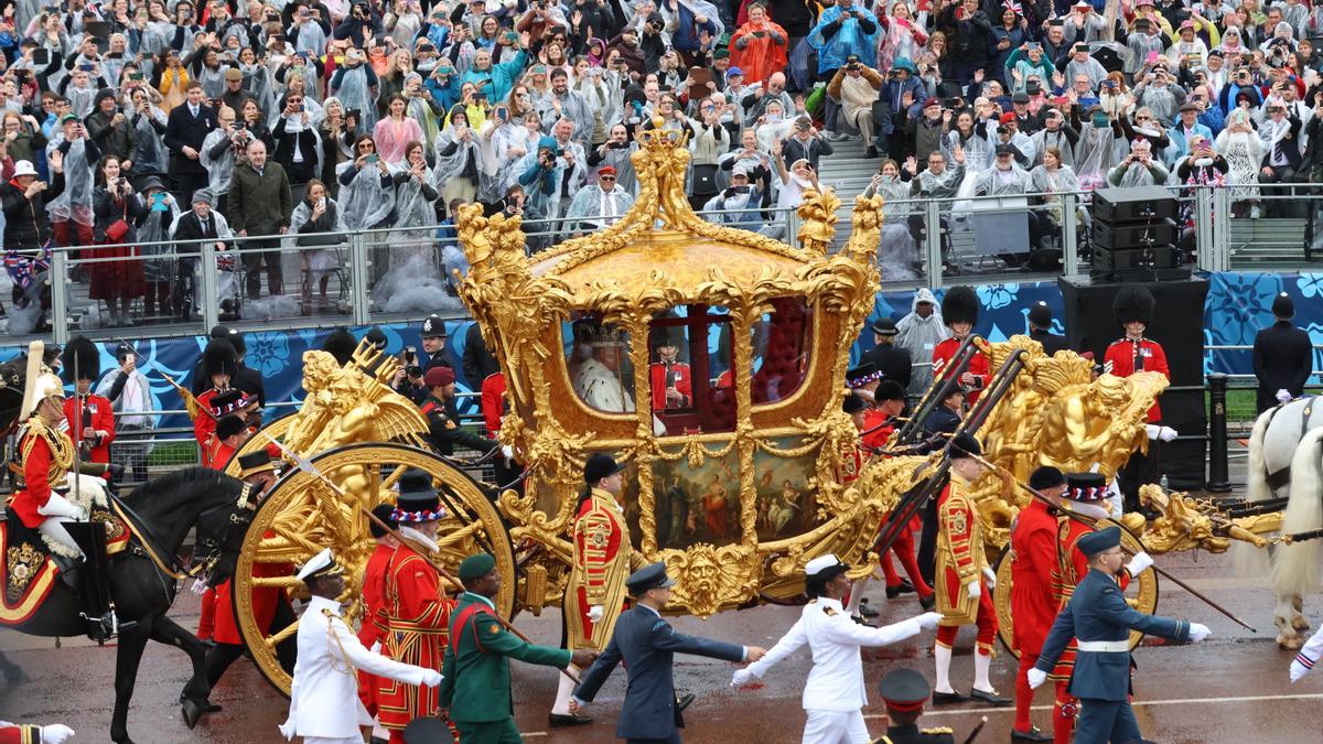 Carlos y Camila eligen la carroza más moderna para desfilar hasta la coronación