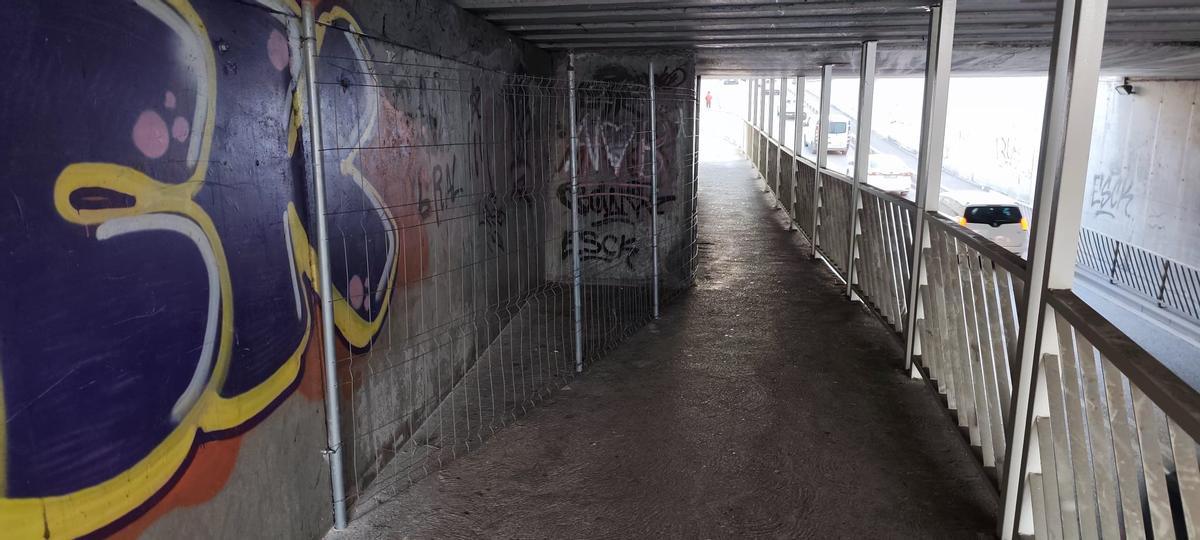 El racó que es tapiarà, actualment delimitat amb unes tanques.