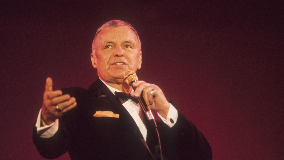 Frank Sinatra en plena actuació.