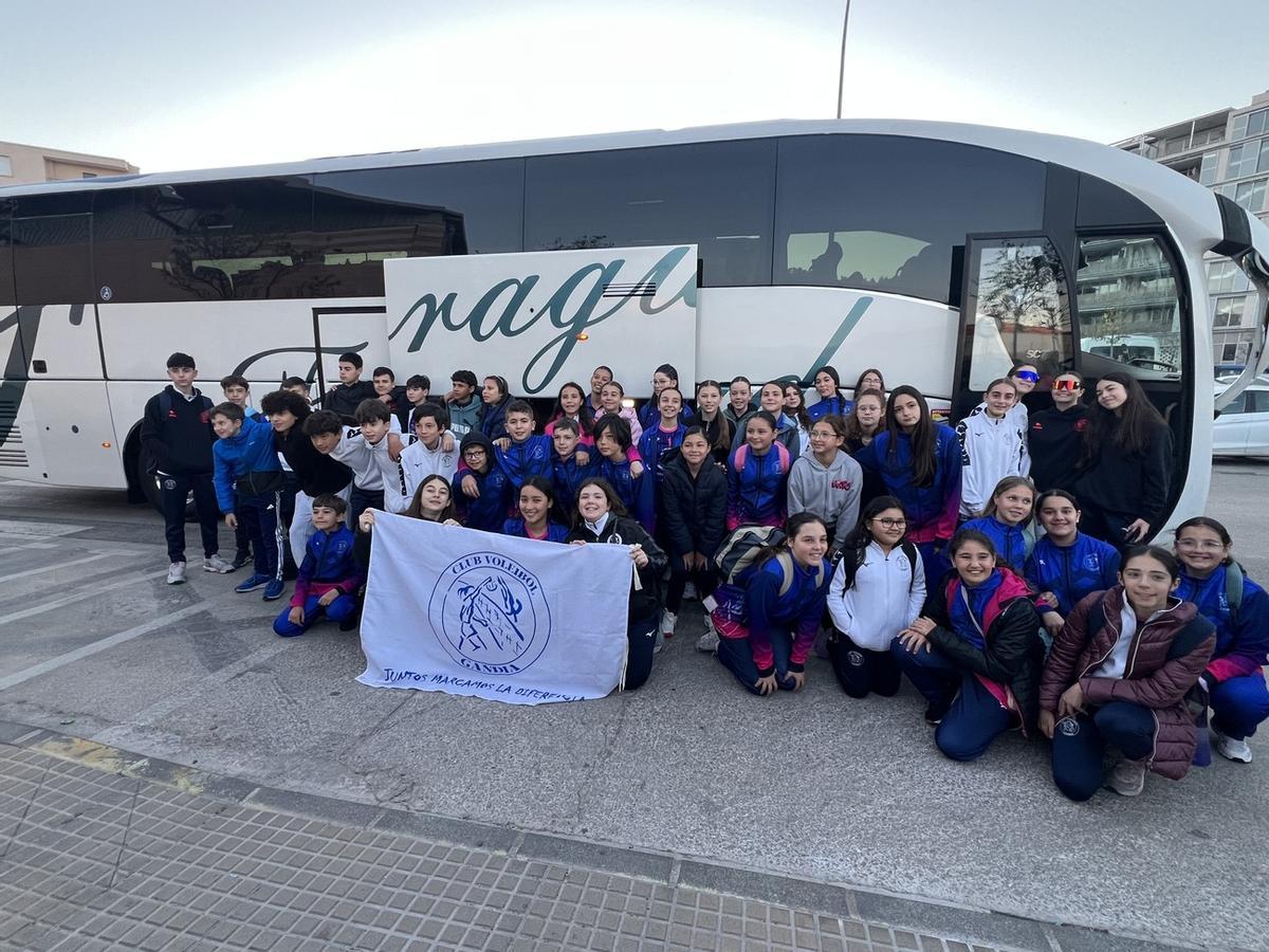 La expedición del CV Gandia, antes de partir hacia Finestrat