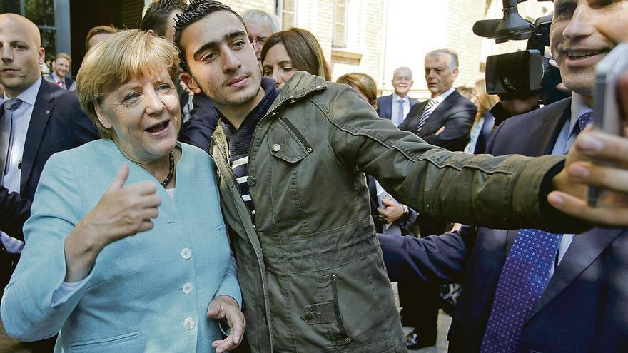 Abas Modamani haciéndose el &#039;selfie&#039; que cambió su vida con la canciller Angela Merkel en septiembre de 2015.