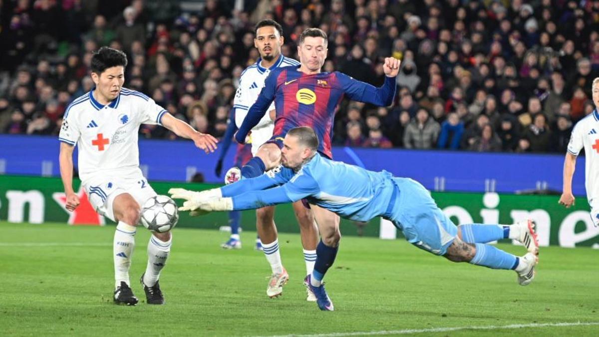 Lewandowski evita la salida del portero del Copenhague.