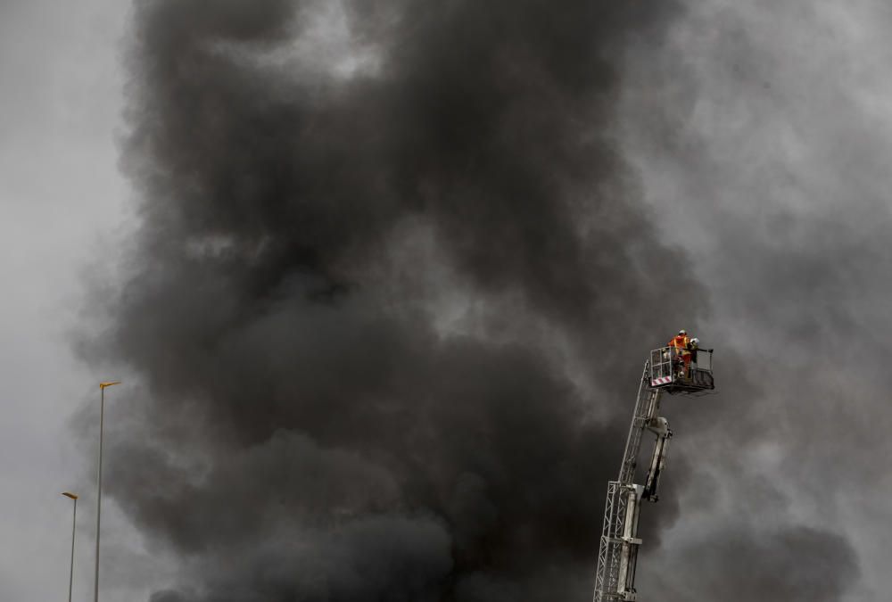 Incendio en una empresa del Polígono Industrial la Fillola, en Aldaia