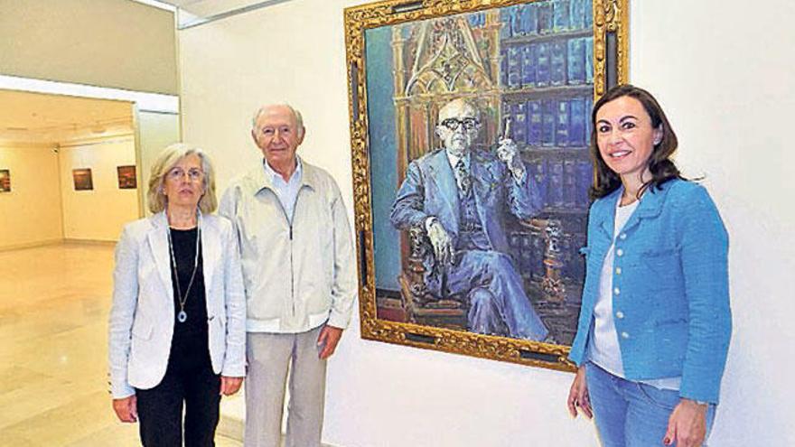 El donante, con la obra de Gabino Rey y la alcaldesa. // S.A.