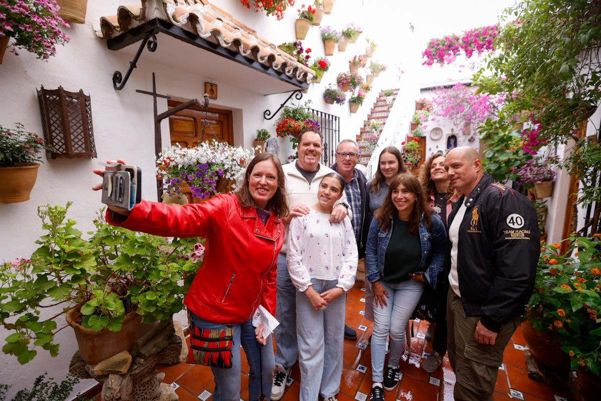 Los Patios de Córdoba desafían a la lluvia en el ecuador de la fiesta