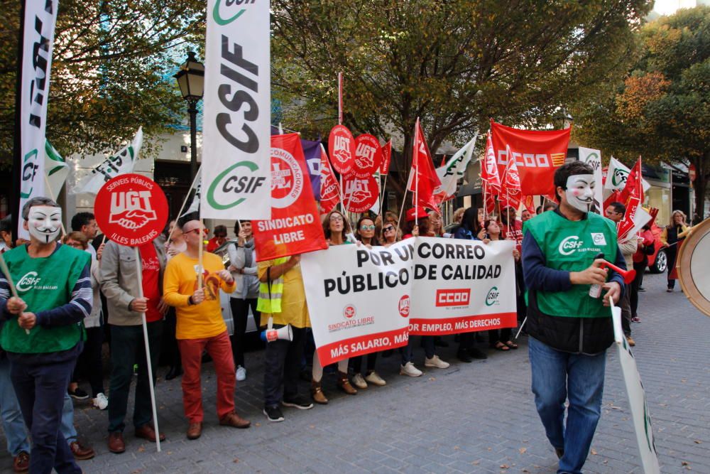 Protesta de funcionarios de Correos en Palma