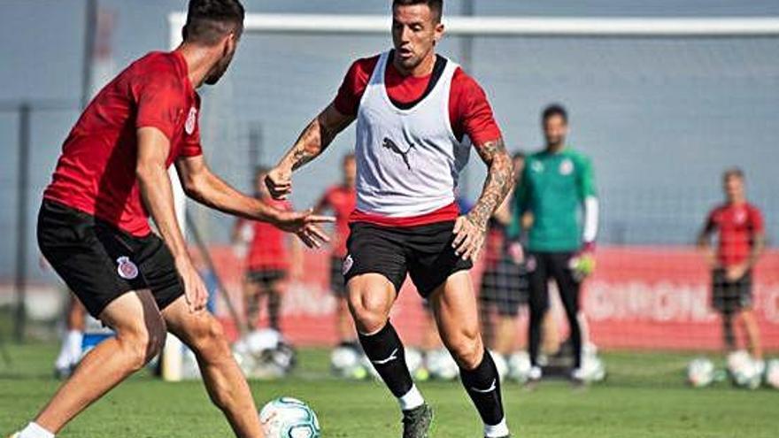 Aday mirant d&#039;encarar Juanpe en l&#039;entrenament d&#039;ahir als camps de La Vinya.