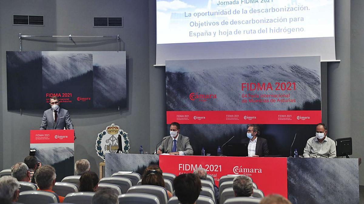 Por la izquierda, José Esteban Fernández Rico, presidente del Colegio de Ingenieros Industriales de Asturias;  Félix Baragaño, presidente de la Cámara de Comercio de Gijón; Eduardo González Fernández y Emilio Nieto  Gallego, ayer, en la Feria de Muestras de Gijón.