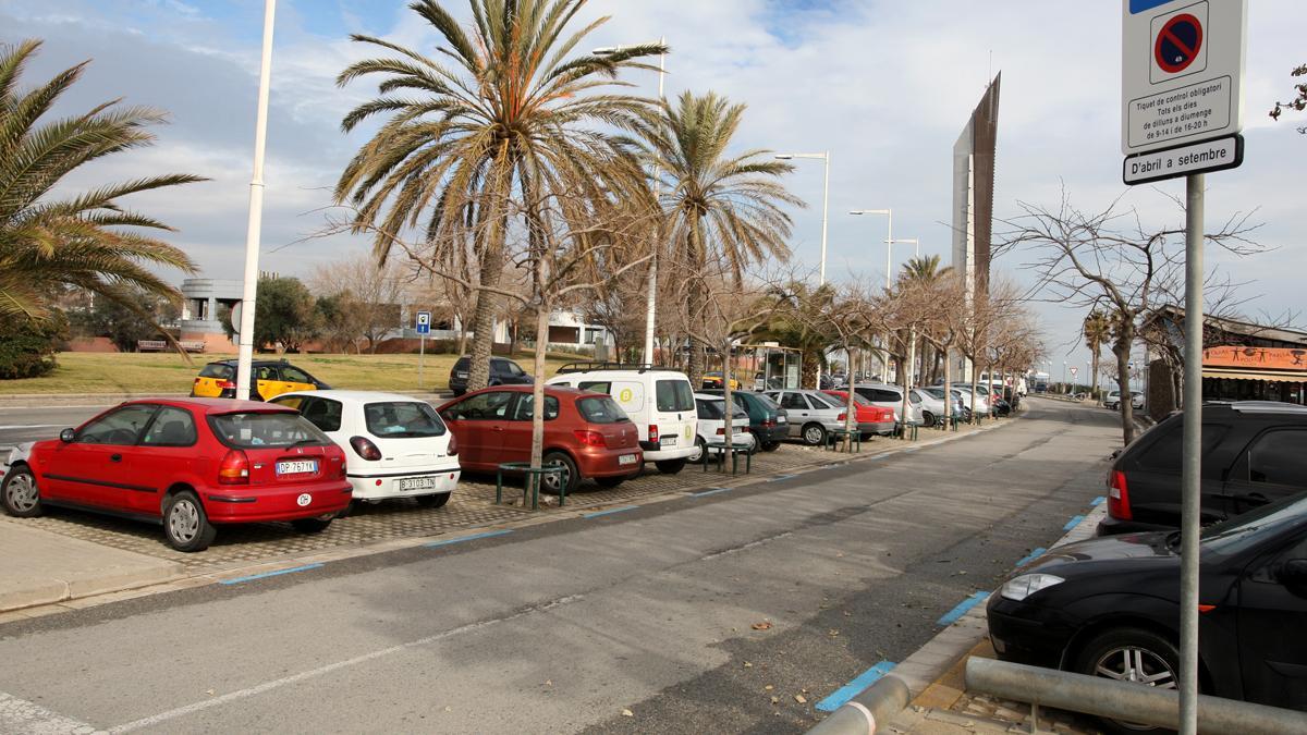 Aparcamiento junto a la playa en Barcelona